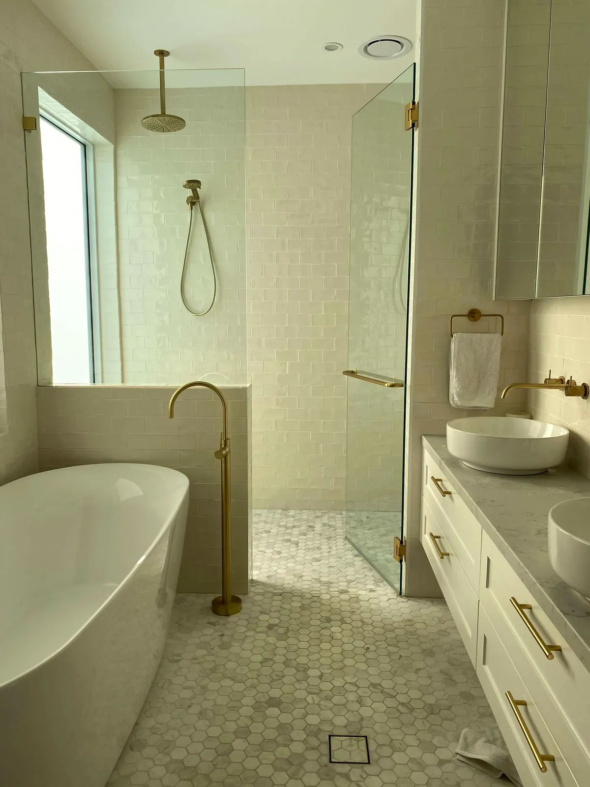 Freestanding bath and walk-in shower